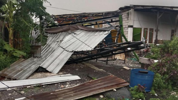 Angin puting beliung gresik