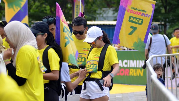 Gaya hidup sehat kini telah digaungkan dengan beragam macam cara, salah satunya seperti yang digelar Vitacimin Color Run 2023.