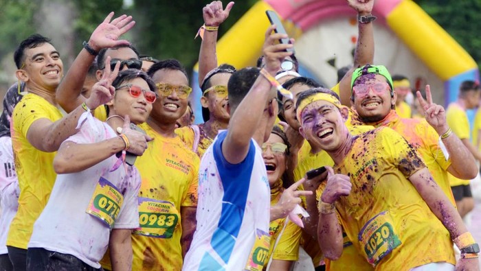 Gaya hidup sehat kini telah digaungkan dengan beragam macam cara, salah satunya seperti yang digelar Vitacimin Color Run 2023.