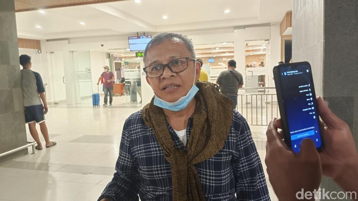 Salah satu penumpang pesawat Batik Air, Pandapotan Siallagan saat diwawancarai di Bandara El Tari, Kupang, NTT, Minggu (10/12/2023). (Yufengki Bria/detikBali).