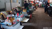 Sepanjang jalan ini juga banyak terparkir sepeda-sepeda starling, lengkap dengan keranjang pada bagian depan dan box kayu pada bagian belakang sepeda. Sejumlah sepeda terlihat sudah terisi penuh dengan rentengan kopi instan dan termos serta tempat es batu, namun ada juga yang masih belum terisi.