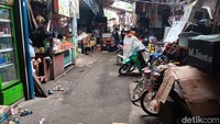 Sejatinya kampung yang satu ini tak sulit untuk ditemui. Namun kawasan ini terselip di tengah bangunan-bangunan tinggi Ibu Kota. Secara spesifik kampung terletak di antara Markas Komando (Mako) Marinir dan juga Hotel Aryaduta, tepatnya diapit oleh Kali Ciliwung dan Kantor Perwakilan Bank Indonesia Provinsi DKI Jakarta.