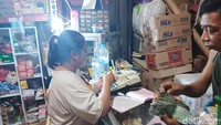 Di dalam gang ini terdapat rumah yang disulap menjadi deretan toko-toko semi agen yang bertindak sebagai penyetok dagangan kepada penjual starling. Bangunan-bangunan itu sebagian besar bertingkat, ada yang tingkat tiga dan ada juga yang tingkat empat.