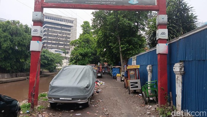 Begini Jeroan Kampung Starling di Tengah Ibu Kota yang Dihuni 500 Pedagang Kawasan perkampungan ini terletak di Jalan Prapatan Baru, Kwitang, Jakarta Pusat. Karena mayoritas warganya yang bekerja sebagai tukang kopi keliling, tempat ini seringkali disebut-sebut sebagai 'Kampung Starling'.