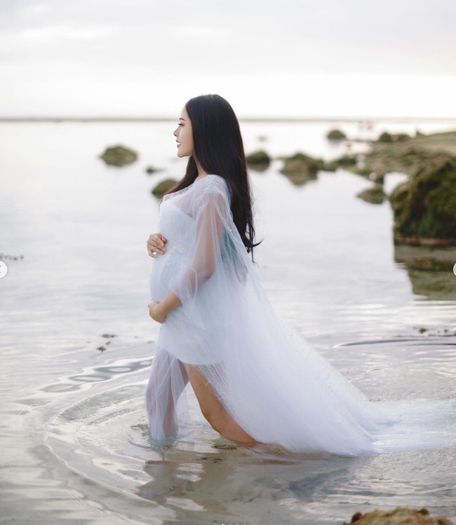 Melalui akun Instagram pribadinya Bella Bonita membagikan hasil pemotretan maternity dirinya. Dengan baby bump yang sudah semakin besar, Bella Bonita tampil cantik mengenakan gaun putih berbahan kain tulle dengan rambut panjang yang dibiarkan terurai. Foto: Instagram/@bellabonita_r.a