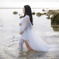 Melalui akun Instagram pribadinya Bella Bonita membagikan hasil pemotretan maternity dirinya. Dengan baby bump yang sudah semakin besar, Bella Bonita tampil cantik mengenakan gaun putih berbahan kain tulle dengan rambut panjang yang dibiarkan terurai. Foto: Instagram/@bellabonita_r.a