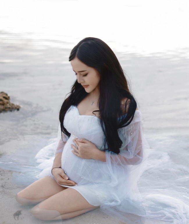 Bella Bonita dan suaminya, Denny Caknan sendiri pertama kali mengumumkan kabar bahagia terkait kehamilannya itu pada September 2023. Kala itu dalam unggahannya di media sosial Denny memamerkan potret sang istri yang sedang melakukan USG di dokter. Denny menulis, “Ra iso di jelaske dengan kata-kata . Matursuwun gusti.” Foto: Instagram/@bellabonita_r.a