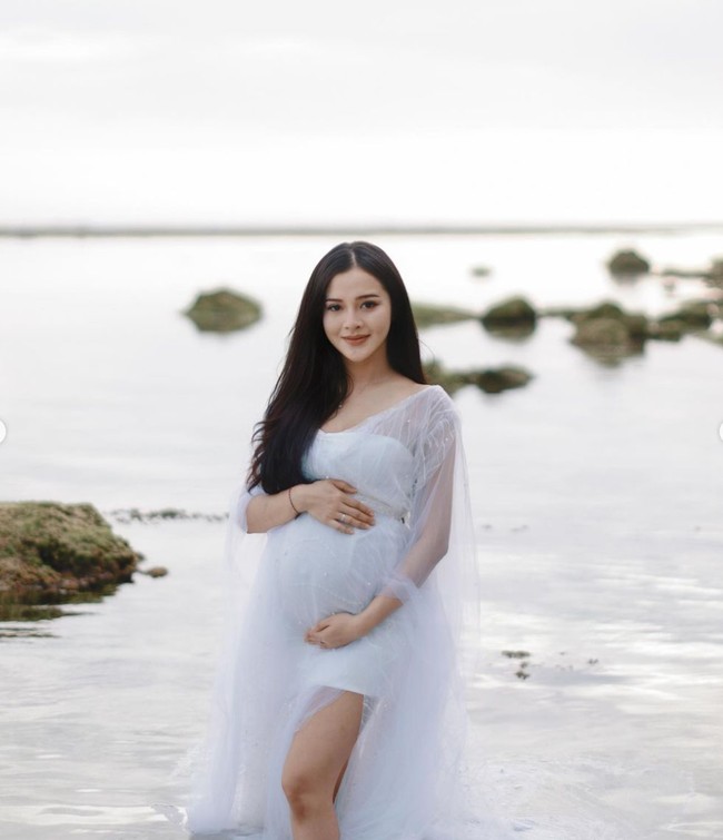 Konsep pemotretan Bella Bonita sendiri terlihat begitu simpel namun tetap berhasil bikin terpana. Tak sedikit yang memuji penampilan Bella dalam foto tersebut. “Mashaa ALLAH ayuneeee,” komentar salah seorang netizen. “bumil yg sangat cantik .. sehat kak” tambah netizen lain. Foto: Instagram/@bellabonita_r.a