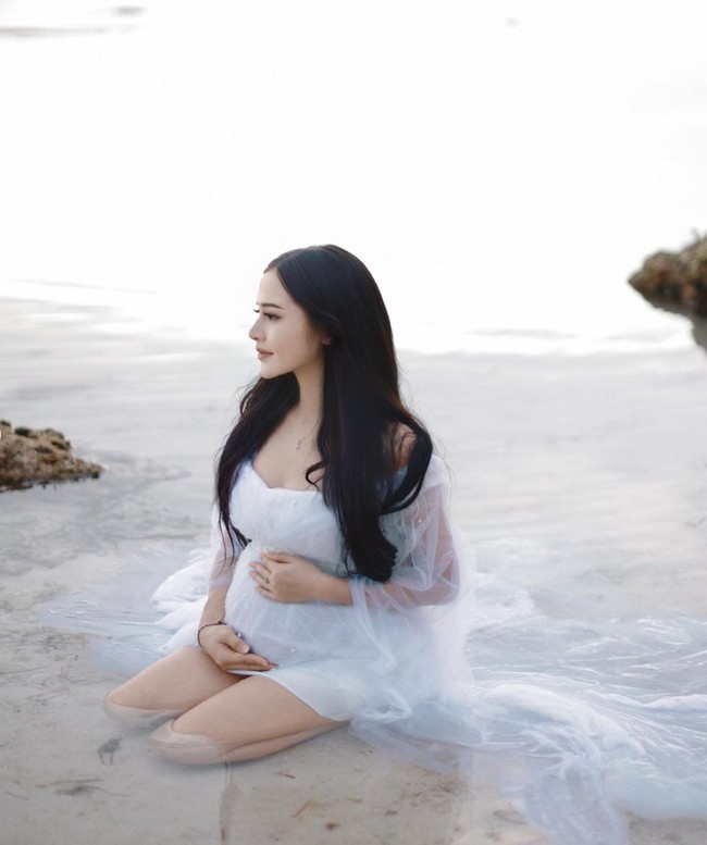 Sebelumnya selebgram Bella Bonita telah resmi dinikahi oleh Denny Caknan pada 7 Juli 2023. Kini keduanya tengah menanti kelahiran anak pertama mereka. Foto: Instagram/@bellabonita_r.a