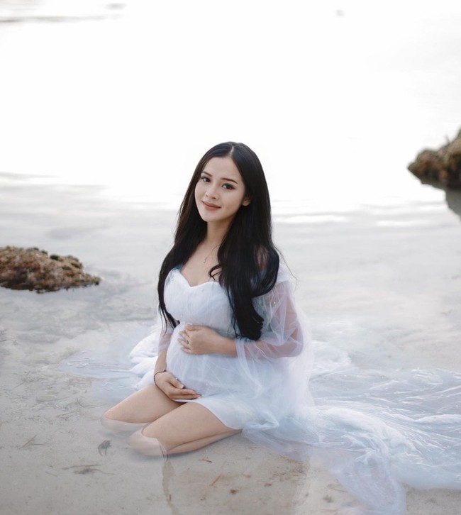 Istri penyanyi Denny Caknan, Bella Bonita saat ini diketahui tengah hamil anak pertama. Beberapa waktu lalu sang istri bahkan sudah terlihat mengikuti sesi pemotretan maternity di pantai. Foto: Instagram/@bellabonita_r.a