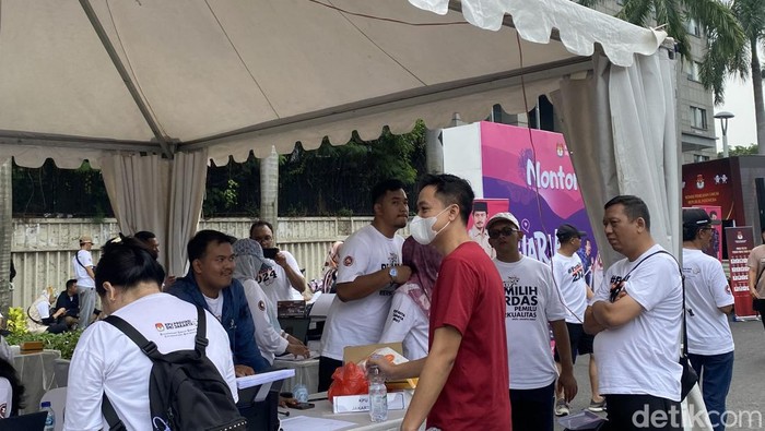 Booth KPU bagi warga yang ingin pindah lokasi memilih di car free day Sudirman-Thamrin (Devi Puspitasari/detikcom)