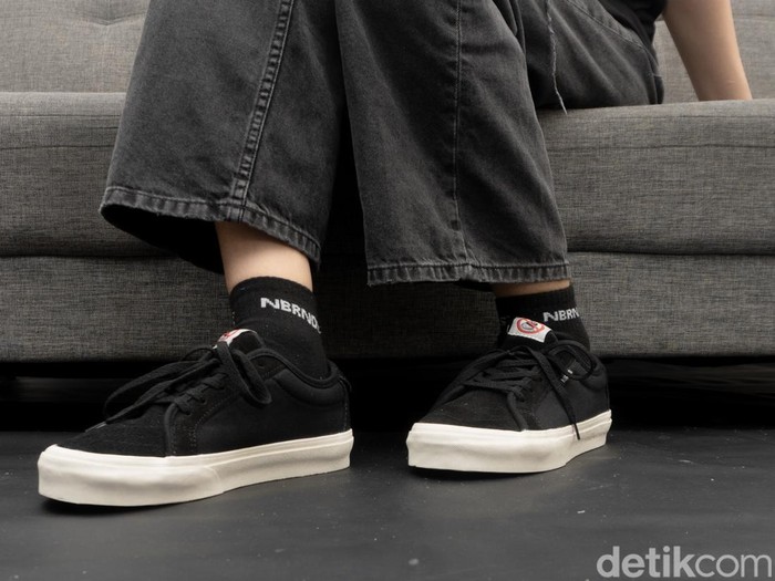 Brand sepatu lokal, Nobrands Footwear merilis sneaker dengan tema anti korupsi.