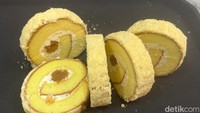 Sponge cake yang lembut diisi dengan krim keju yang gurih creamy. Selain itu di tengahnya juga ditambahkan selai nanas layaknya mengisi nastar. Foto: Detikcom / Atiqa Rana