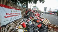 Sampah tersebut diketahui tak kunjung diangkut petugas, sehingga kini telah menggunung setinggi dua meter. 