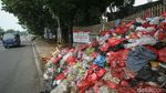 Duh, Sampah Setinggi 2 Meter Tutup Trotoar di Tambun