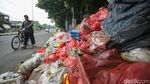 Duh, Sampah Setinggi 2 Meter Tutup Trotoar di Tambun