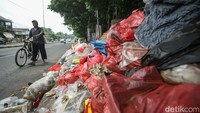 Selain merusak pemandangan, sampah-sampah ini turut menimbulkan bau yang tidak sedap. 