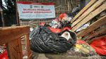 Duh, Sampah Setinggi 2 Meter Tutup Trotoar di Tambun