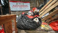 Trotoar yang seharusnya difungsikan untuk pejalan kaki nampak seperti tempat sampah. Padahal tertulis jelas larangan untuk tidak membuang sampah sembarangan.