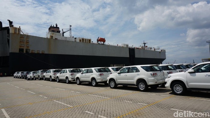 Proses pengiriman mobil buatan PT Toyota Motor Manufacturing Indonesia di Pelabuhan Tanjung Priok, 6 Mei 2014.