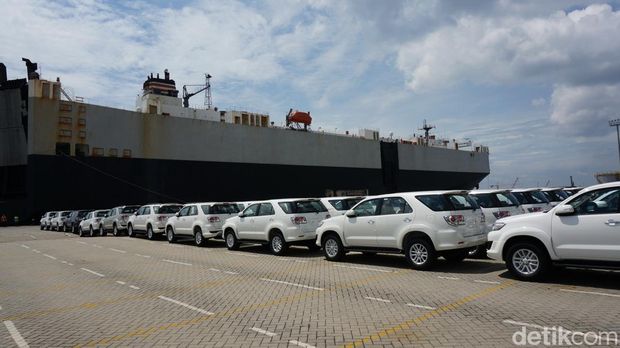 Proses pengiriman mobil buatan PT Toyota Motor Manufacturing Indonesia di Pelabuhan Tanjung Priok, 6 Mei 2014.