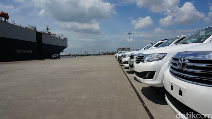 Proses pengiriman mobil buatan PT Toyota Motor Manufacturing Indonesia di Pelabuhan Tanjung Priok, 6 Mei 2014.