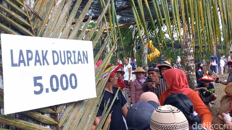 Festival durian tiban, warga serbu durian Rp 5 ribuan di Banjarnegara, Minggu (10/12/2023).