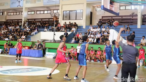 Pertandingan basket Classy Yamaha Youth Festival di GOR Ngurah Rai, Minggu (10/12/2023). (Siti Muamalah/detikBali)