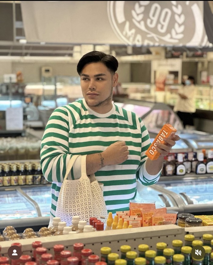 Gaya Ivan Gunawan, Desainer Baju Pengantin Adiba Khanza Saat Makan di Restoran Gaya Ivan Gunawan, Desainer Baju Pengantin Adiba Khanza Saat Makan di Restoran