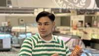 Ivan Gunawan memang sering merancang baju-baju para artis. Terlepas dari kehidupannya sebagai desainer, Ivan juga sering terlihat nongkrong hingga makan di restoran. Foto: Instagram @ivan_gunawan