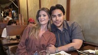 Artis kelahiran 1981 itu juga sempat bertemu dengan Oxana Rivera dari Miss Grand International di sebuah restoran berlokasi di SoHo, New York. Mereka tampak menikmati makanan Jepang nih. Foto: Instagram @ivan_gunawan