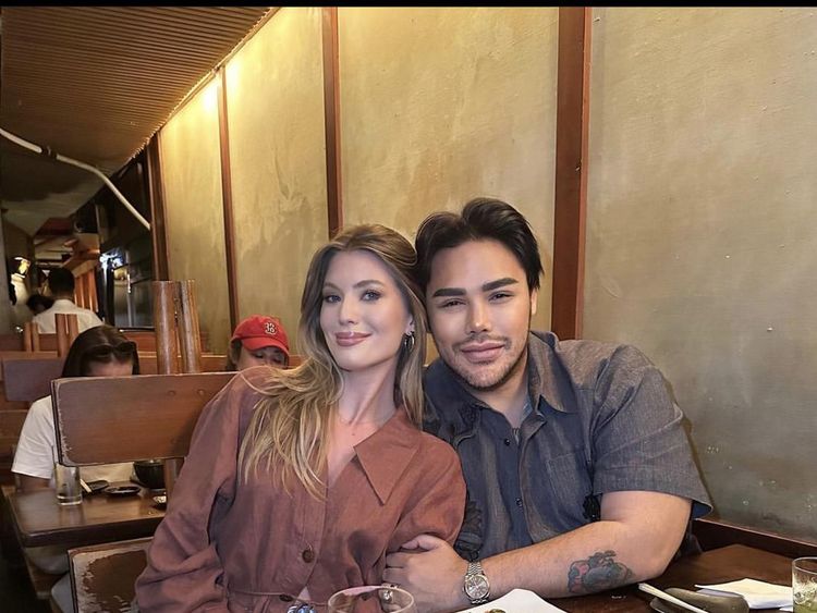 Gaya Ivan Gunawan, Desainer Baju Pengantin Adiba Khanza Saat Makan di Restoran