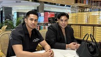 Teman Ayu Ting-Ting itu juga sempat berpose ketika dirinya berada di sebuah kafe TWG. Kafe ini sering dikunjungi untuk menikmati momen afternoon tea atau ngeteh sore. Foto: Instagram @ivan_gunawan