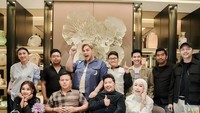 Ivan Gunawan dan teman-temannya sepertinya sering kumpul di restoran atau mengadakan meeting di restoran. Salah satu momennya seperti ini! Foto: Instagram @ivan_gunawan