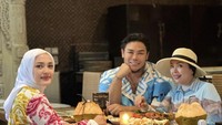 Saat berada di Bali, desainer berusia 41 tahun ini juga makan di sebuah restoran bersama teman-temannya. Mereka telah memesan beberapa hidangan dan kelapa segar. Foto: Instagram @ivan_gunawan