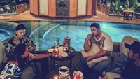 Kalau ini momen saat Ivan Gunawan dan teman-temannya nongkrong di kafe pinggir kolam berenang. Ivan dan teman-temannya tampak memesan beberapa minuman. Foto: Instagram @ivan_gunawan