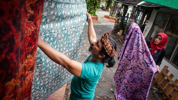 Perajin menyelesaikan proses pembuatan batik motif khas Koja, Jakarta Utara di Pasar Seni Ancol Jakarta, Sabtu (9/12/2023). Batik koja yang berdiri sejar 2019 tersebut menjual beragam kereasi batik mular dari Rp50 ribu hingga Rp3,5juta. ANTARA FOTO/Erlangga Bregas Prakoso/YU