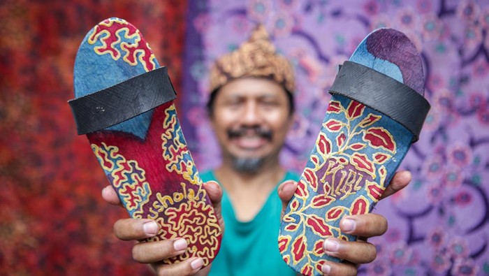 Perajin menyelesaikan proses pembuatan batik motif khas Koja, Jakarta Utara di Pasar Seni Ancol Jakarta, Sabtu (9/12/2023). Batik koja yang berdiri sejar 2019 tersebut menjual beragam kereasi batik mular dari Rp50 ribu hingga Rp3,5juta. ANTARA FOTO/Erlangga Bregas Prakoso/YU