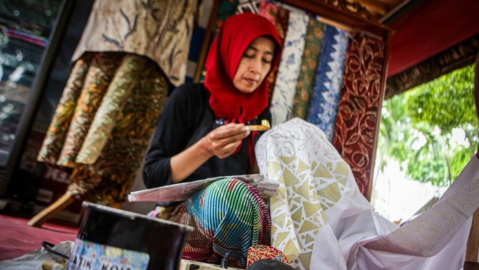 Perajin menyelesaikan proses pembuatan batik motif khas Koja, Jakarta Utara di Pasar Seni Ancol Jakarta, Sabtu (9/12/2023). Batik koja yang berdiri sejar 2019 tersebut menjual beragam kereasi batik mular dari Rp50 ribu hingga Rp3,5juta. ANTARA FOTO/Erlangga Bregas Prakoso/YU
