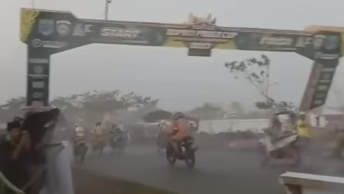 Gerbang start Road Race Bupati Cup Paser ambruk timpa pembalap.
