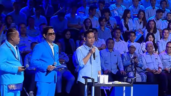 Gibran Rakabuming bawa makanan dan susu di panggung konsolidasi (Dok. Gerindra TV)