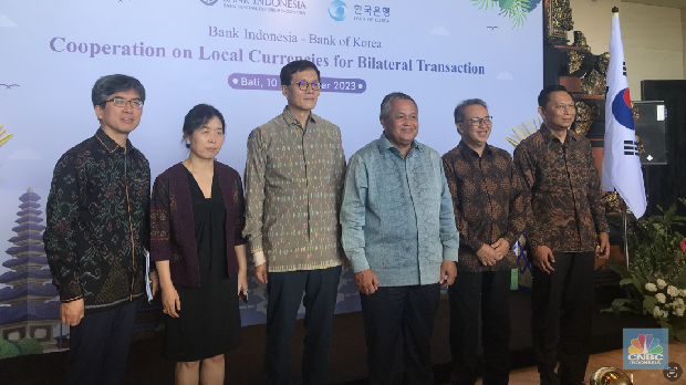 Gubernur Bank Indonesia Perry Warjiyo dan Gubernur Bank Korea Rhee Chang Yong menggelar pertemuan tingkat tinggi di Nusa Dua, Bali, Minggu, (10/12/2023). (CNBC Indonesia/Arrijal Rachman)