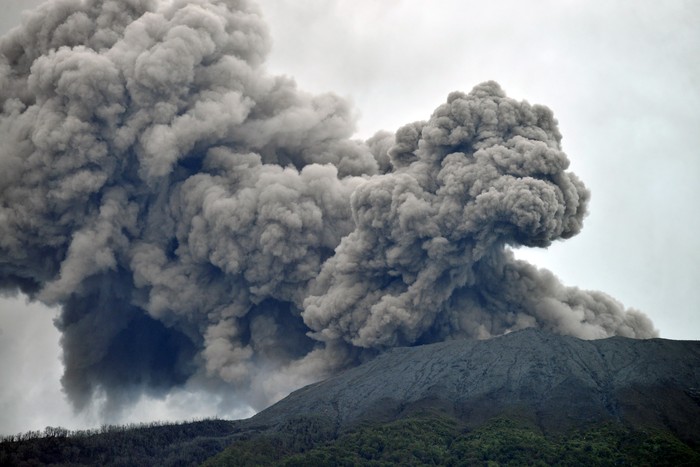 Gunung Marapi yang mengeluarkan abu vulkanik terlihat dari Nagari Batu Palano, Agam, Sumatera Barat, Senin (4/12/2023). Gunung dengan ketinggian 2.891 mdpl itu mengalami beberapa kali erupsi dan embusan sejak Minggu (3/12/2023) dengan status berdasarkan Pusat Vulkanologi dan Mitigasi Bencana Geologi (PVMBG) yakni waspada level II.  ANTARA FOTO/Iggoy el Fitra/aww.