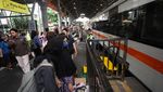 Hiruk Pikuk Stasiun Surabaya Gubeng Jelang Libur Nataru