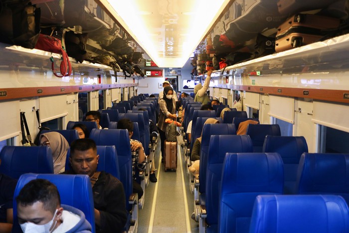 Sejumlah calon penumpang menunggu kedatangan kereta api di Stasiun Surabaya Gubeng, Surabaya, Jawa Timur, Minggu (10/12/2023). PT Kereta Api Indonesia (Persero) Daop 8 Surabaya mencatat per tanggal 9 Desember 2023 sebanyak 126.802 lembar tiket terjual dari total yang disediakan sebanyak 422.676 lembar untuk periode musim Natal 2023 dan Tahun Baru 2024. ANTARA FOTO/Didik Suhartono/nym.