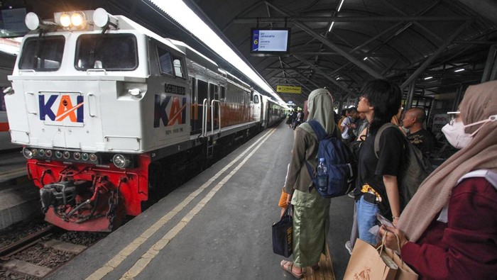Sejumlah calon penumpang menunggu kedatangan kereta api di Stasiun Surabaya Gubeng, Surabaya, Jawa Timur, Minggu (10/12/2023). PT Kereta Api Indonesia (Persero) Daop 8 Surabaya mencatat per tanggal 9 Desember 2023 sebanyak 126.802 lembar tiket terjual dari total yang disediakan sebanyak 422.676 lembar untuk periode musim Natal 2023 dan Tahun Baru 2024. ANTARA FOTO/Didik Suhartono/nym.