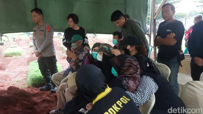 Ibunda terus menangis saat prosesi pemakaman 4 anak yang tewas dibunuh ayahnya berlangsung (Rumondang Naibaho/detikcom)