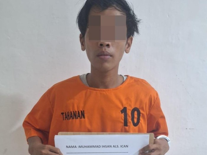 Ican, pelaku pencurian uang Rp 15 juta di warung sembako saat diamankan petugas kepolisian.