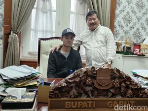 Senyum Januari Mahasiswa Garut Penjual Risol Bertemu Bupati Rudy