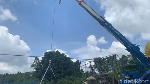 Jembatan gantung jaman Belanda yang tali slingnya putus di Blahbatuh, Gianyar mulai dibongkar, Minggu (10/12/2023). (foto : Putu krista/detikBali).
